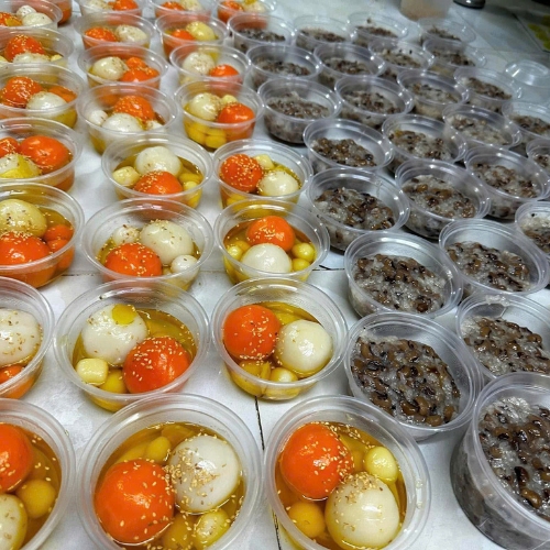 Đặt xôi chè cúng tất niên
