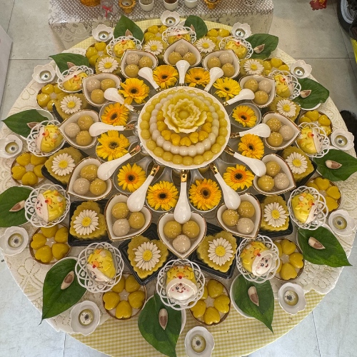 Mâm cúng đầy tháng bé gái màu vàng