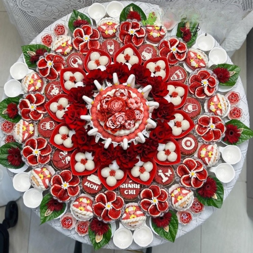 Mâm cúng đầy tháng bé gái màu đỏ